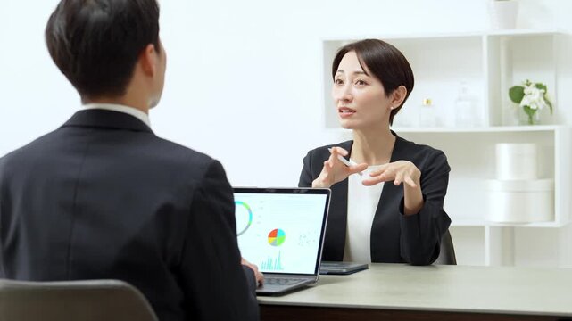 ビジネスパーソン　打ち合わせ　ミーティング　会議