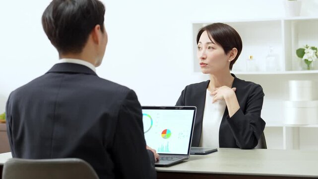 ビジネスパーソン　打ち合わせ　ミーティング　会議