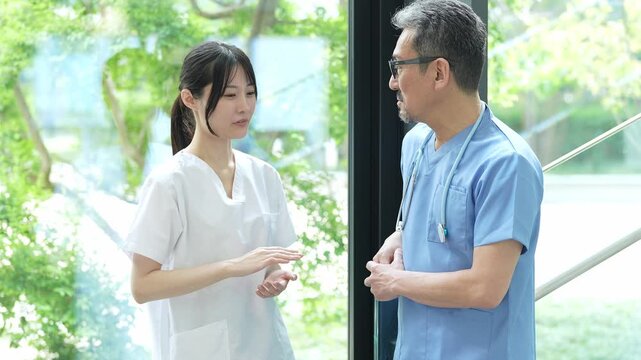 医師　看護師　医療従事者　ミーティング　打ち合わせ
