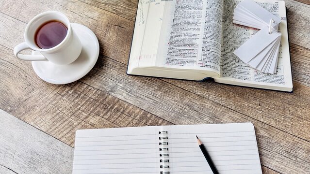 コーヒーを片手に英語学習と試験勉強に励む学習イメージ