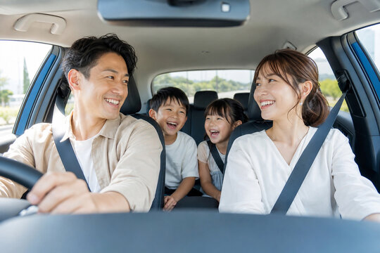 ドライブ中に車内で笑い合う仲良し日本人家族 Generative AI