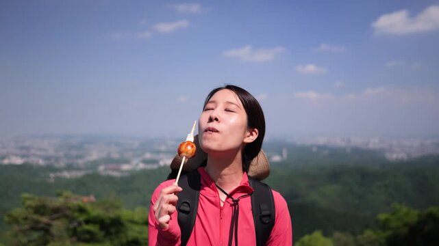 高尾山でお団子を食べる笑顔の女性
