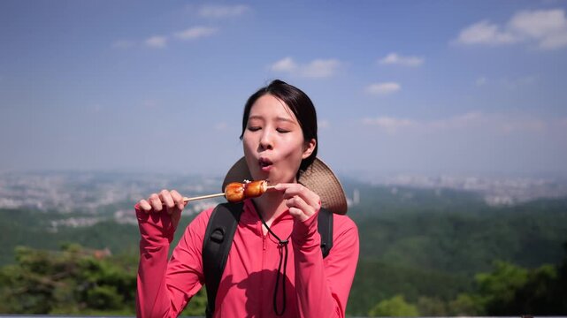 高尾山でお団子を食べる笑顔の女性