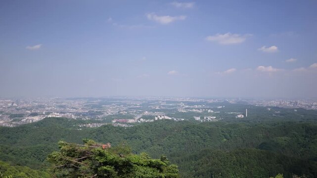高尾山の中腹から一人称視点で景色を眺める