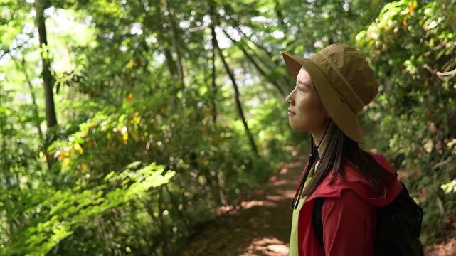 高尾山の四号路から景色を眺める女性の横顔