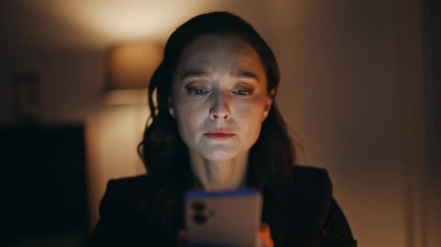 Frustrated woman reading smartphone reacting bad message at office buro closeup
