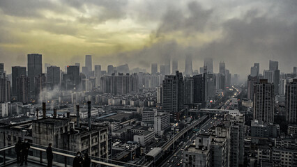 Obraz premium thick gray smog forming dense stagnant atmospheric patterns over a sprawling megacity choking out sunlight in a cinematic style depiction of an air pollution emergency