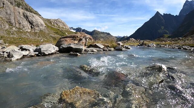 Fluss in den Alpen Zeitraffer
