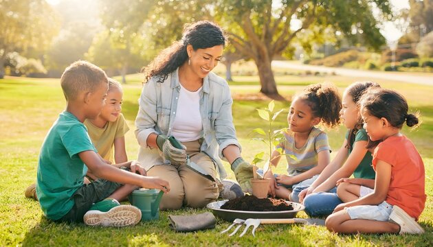 Profesora con ni&ntilde;os aprendiendo al aire libre en un parque soleado con material educativo y ambiente de naturaleza