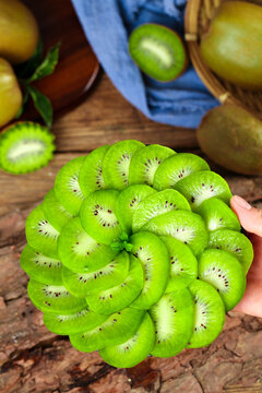 Fresh Green Kiwi Slices Shaanxi Organic Produce