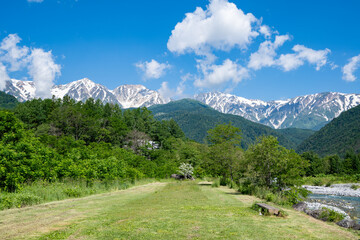 河川敷公園と残雪の北アルプス　長野県白馬村 © RATM
