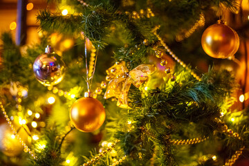 Obraz premium Decorated Christmas Tree With Golden Baubles and Warm Lights