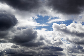 Obraz premium Fluffy storm clouds in a blue sky