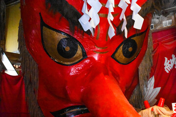 伝統的な日本の赤い天狗の面、神道のお祭り © MORIO