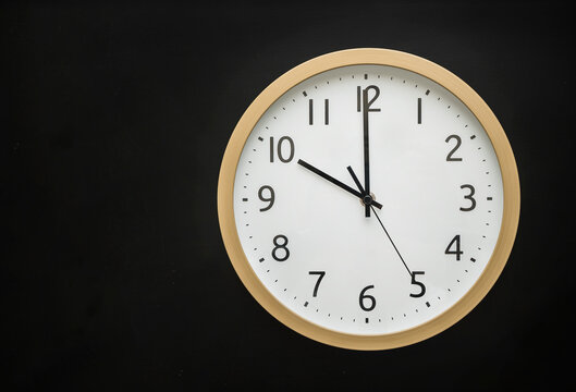 wall clock showing 10 o'clock. 22:00 