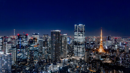 Fototapeta premium 日本の六本木から望む東京の東京タワーと麻布台ヒルズの夜景 This is the view of the Tokyo Tower and the Azabudai Hills in Tokyo, Japan, as seen from Roppongi at night.