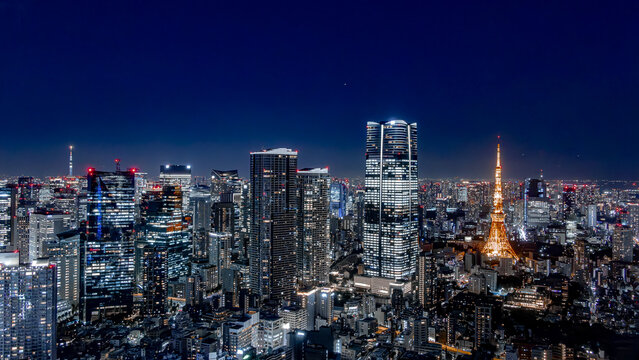 日本の六本木から望む東京の東京タワーと麻布台ヒルズの夜景
This is the view of the Tokyo Tower and the Azabudai Hills in Tokyo, Japan, as seen from Roppongi at night.