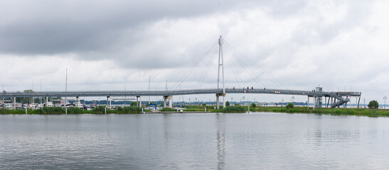Panoramiczny widok na molo i marinę w Giżycku nad jeziorem Niegocin na Mazurach   Panoramic View of the Giżycko Pedestrian Pier and Marina on Lake Niegocin in Masuria, Poland   © Adrian White