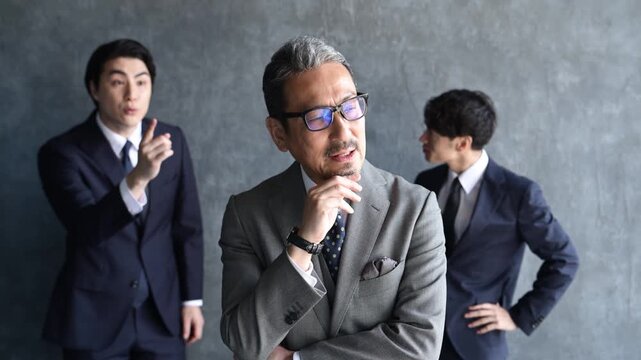 社長に対して不満を抱く日本人ビジネスマン