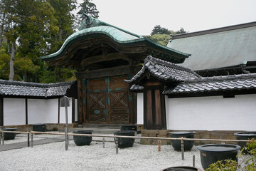 Fototapeta premium 日本：建長寺【鎌倉五山】2011年の改修前の唐門／神奈川県鎌倉市