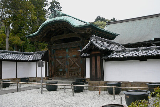 日本：建長寺【鎌倉五山】2011年の改修前の唐門／神奈川県鎌倉市