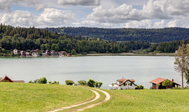 Vue sur le lac de Saint‑Point dans le d&eacute;partement du Doubs