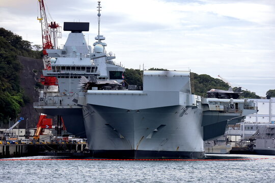 甲板に戦闘機をのせ横須賀に停泊するイギリス海軍の空母、プリンス・オブ・ウェールズThe British Royal Navy aircraft carrier HMS Prince of Wales docked in Yokosuka, Japan, with F-35s on its deck