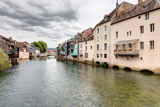 Village d&rsquo;Ornans avec les roches d&rsquo;Ornans dans le d&eacute;partement du Doubs