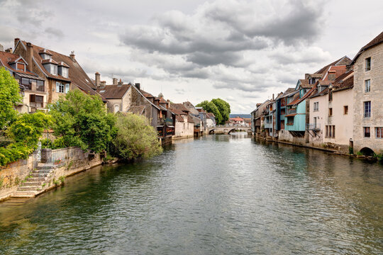 Village d&rsquo;Ornans avec les roches d&rsquo;Ornans dans le d&eacute;partement du Doubs