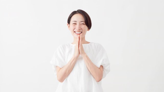 白いブラウスを着ている女性　ライフスタイルイメージ	
