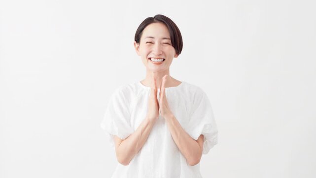 白いブラウスを着ている女性　ライフスタイルイメージ	
