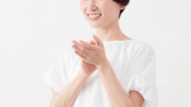 白いブラウスを着ている女性　ライフスタイルイメージ	
