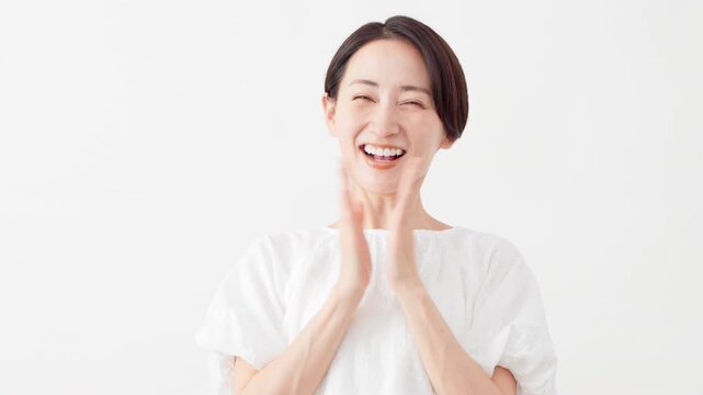 白いブラウスを着ている女性　ライフスタイルイメージ	
