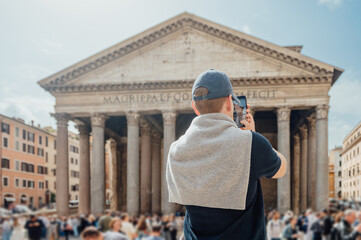 Obraz premium Young tourist taking photo of Pantheon in Rome