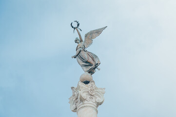 Obraz premium Winged Victory statue atop the Vittoriano monument in Rome