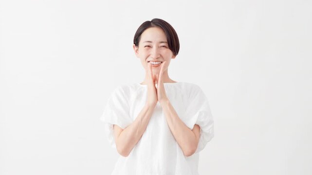白いブラウスを着ている女性　ライフスタイルイメージ	
