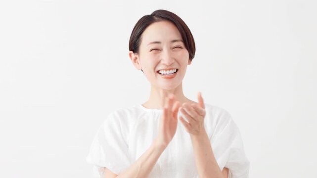 白いブラウスを着ている女性　ライフスタイルイメージ	
