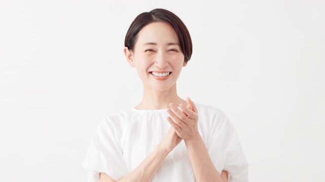 白いブラウスを着ている女性　ライフスタイルイメージ	
