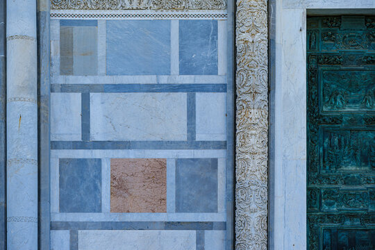 Details der Au&szlig;enfassade und des Hauptportals vom Dom zu Pisa, Toskana, Italien
