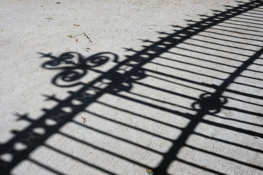 l'ombre port&eacute;e au sol de la grille des jardin du Luxembourg &agrave; Paris en France