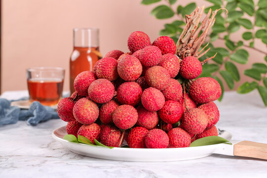 Fresh Hainan Lychee and Guangxi Rambutan Fruit Display with Juice