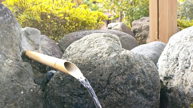 癒しの自然音素材　日本の名水　福井県の刀那清水にある筧から流れる水の音