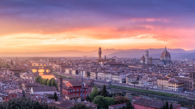Italy, Tuscany, Florence, Cityscape with Ponte Vecchio at sunrise