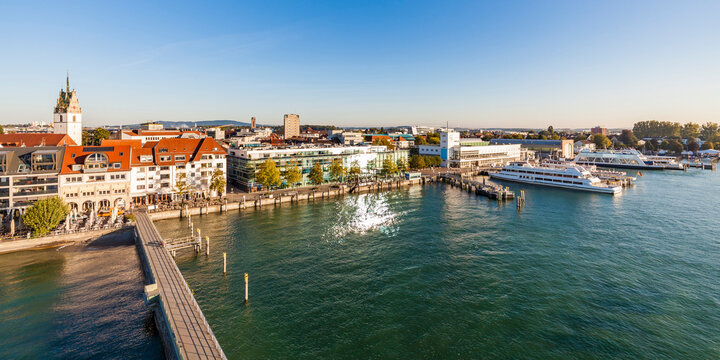 Germany, Baden-Wuerttemberg, Friedrichshafen, Lake Constance, city view, harbour, Zeppelin Museum at lakeside promenade