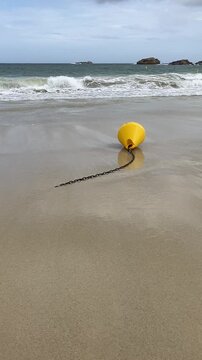 Bou&eacute;e jaune de balisage maritime.