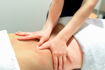 Naklejka premium Therapist giving a professional back massage in a clinic setting
