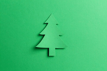 Obraz premium Green paper cutout of a Christmas tree