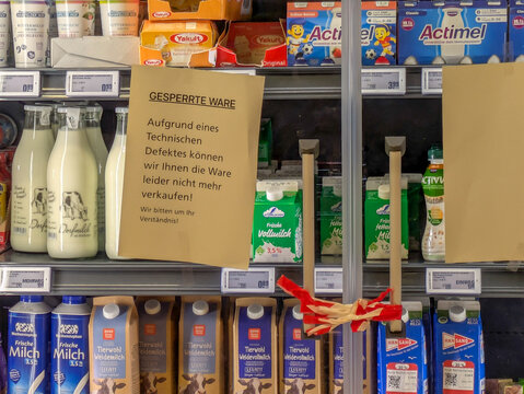 G&uuml;tersloh, Deutschland - 30.06.2026: Gesperrte K&uuml;hlschr&auml;nke in einem Supermarkt, wegen Ausfall der K&uuml;hlung nach einer Hitzewelle