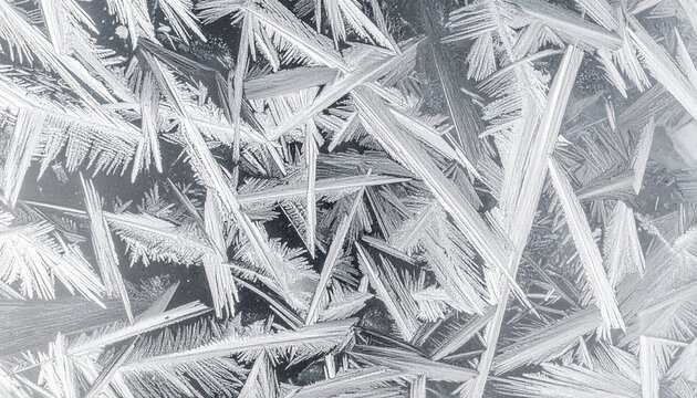 Abstrakte Luftaufnahme von oben auf Nadeleiskristalle auf einer gefrorenen Teichoberfl&auml;che, feine geometrische lineare Frosttexturen in monochromem Silberwei&szlig;, minimalistisch