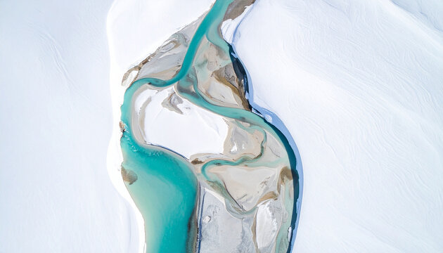 Abstrakte Luftaufnahme von oben auf eine schmelzende Gletscherzunge, milchige Wasserstr&ouml;me weben sich durch wei&szlig;e Schneefelder in softem Cyan und Cremet&ouml;nen, flie&szlig;end